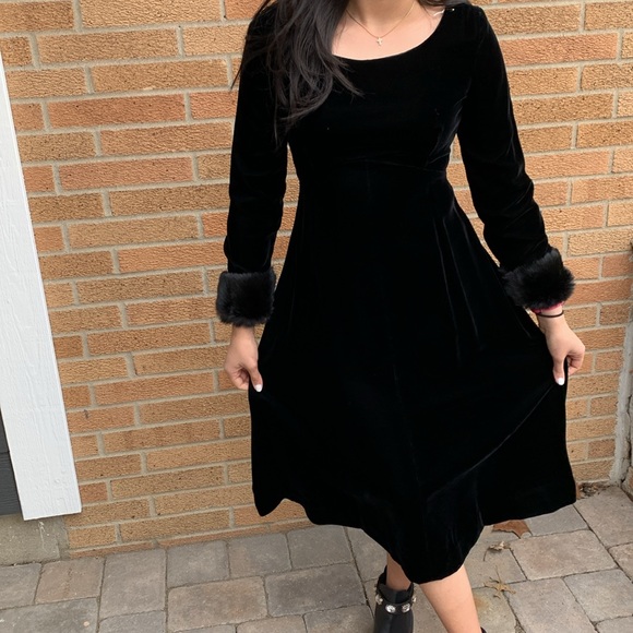 Vintage Black Velvet Fur Trimmed Cocktail Dress by Bernie Bee - Picture 9 of 16
